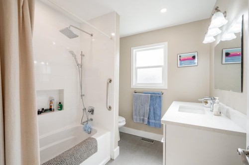 21711 52 Avenue, Langley, BC - Indoor Photo Showing Bathroom