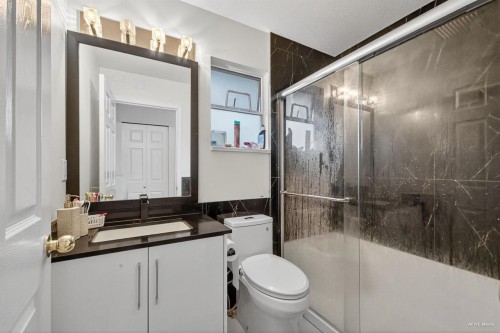 12079 84A Avenue, Surrey, BC - Indoor Photo Showing Bathroom