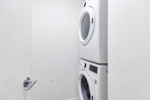 B005-20087 68 Avenue, Langley, BC - Indoor Photo Showing Laundry Room