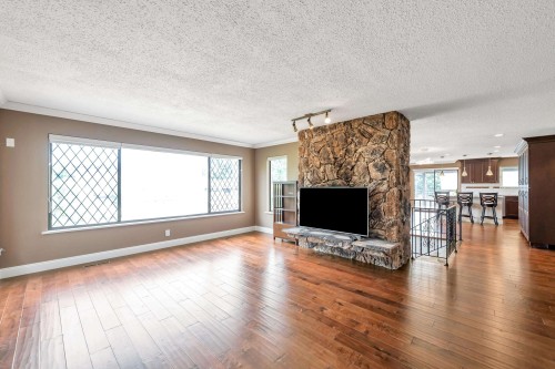 1175 Stevens Street, White Rock, BC - Indoor Photo Showing Living Room With Fireplace