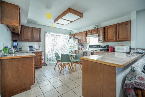 2418 Wayburne Crescent, Langley, BC - Indoor Photo Showing Kitchen