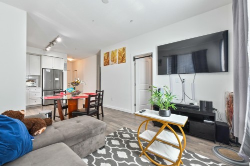 306-15848 Fraser Highway, Surrey, BC - Indoor Photo Showing Living Room