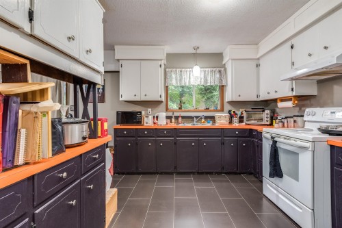 32247 Granite Avenue, Abbotsford, BC - Indoor Photo Showing Kitchen With Double Sink