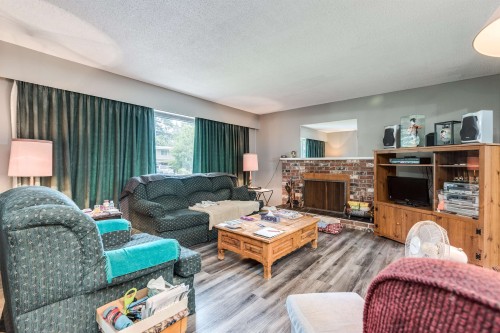 32247 Granite Avenue, Abbotsford, BC - Indoor Photo Showing Living Room With Fireplace