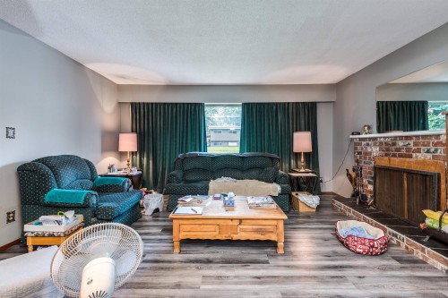 32247 Granite Avenue, Abbotsford, BC - Indoor Photo Showing Living Room With Fireplace