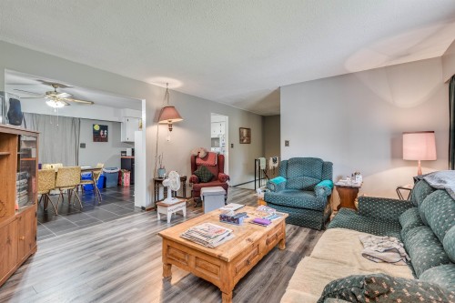 32247 Granite Avenue, Abbotsford, BC - Indoor Photo Showing Living Room