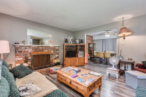 32247 Granite Avenue, Abbotsford, BC - Indoor Photo Showing Living Room With Fireplace