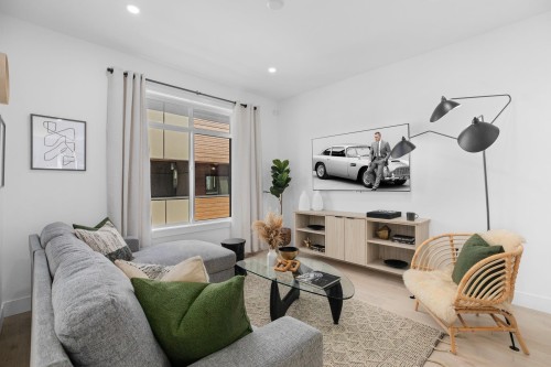 8-15950 Alder Place, Surrey, BC - Indoor Photo Showing Living Room