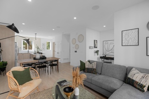 8-15950 Alder Place, Surrey, BC - Indoor Photo Showing Living Room