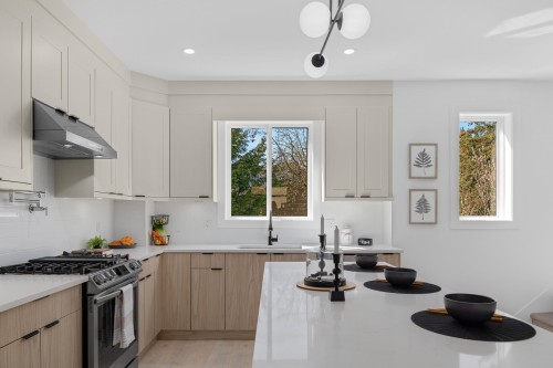 8-15950 Alder Place, Surrey, BC - Indoor Photo Showing Kitchen With Upgraded Kitchen
