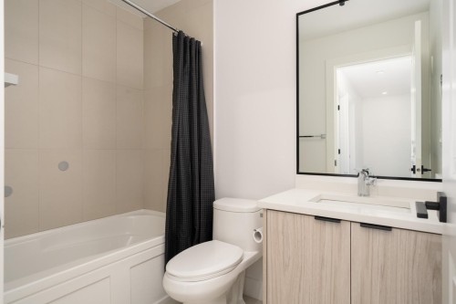 8-15950 Alder Place, Surrey, BC - Indoor Photo Showing Bathroom