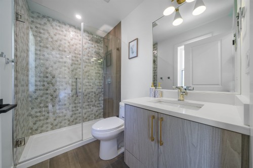 8-15950 Alder Place, Surrey, BC - Indoor Photo Showing Bathroom