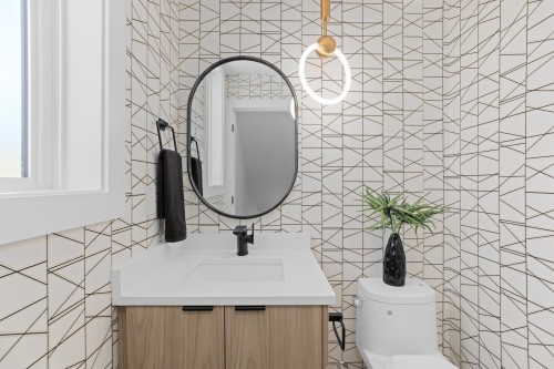 8-15950 Alder Place, Surrey, BC - Indoor Photo Showing Bathroom