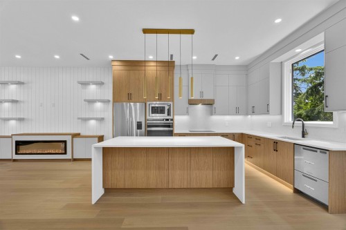 15636 23A Avenue, Surrey, BC - Indoor Photo Showing Kitchen With Upgraded Kitchen