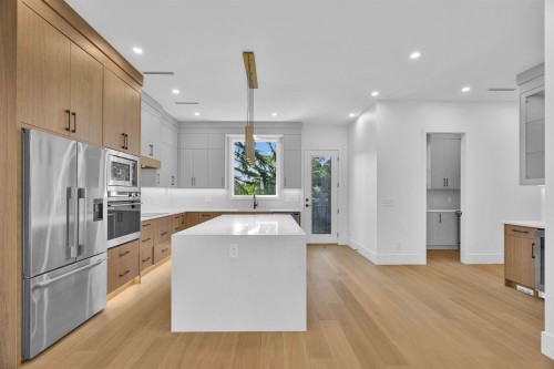15636 23A Avenue, Surrey, BC - Indoor Photo Showing Kitchen With Upgraded Kitchen