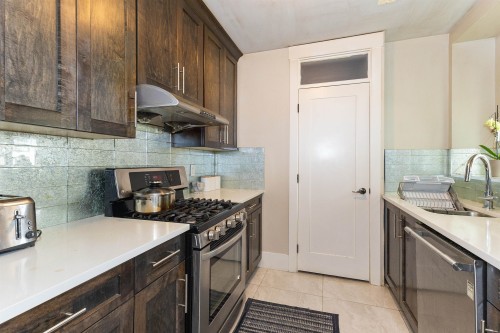 3171 Engineer Crescent, Abbotsford, BC - Indoor Photo Showing Kitchen With Double Sink