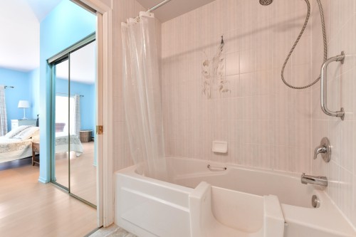 103-20680 56 Avenue, Langley, BC - Indoor Photo Showing Bathroom