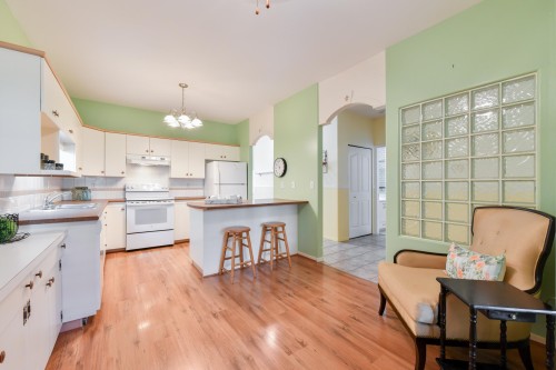 103-20680 56 Avenue, Langley, BC - Indoor Photo Showing Kitchen
