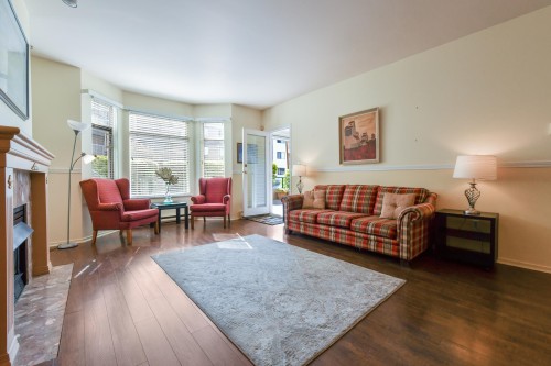 103-20680 56 Avenue, Langley, BC - Indoor Photo Showing Living Room
