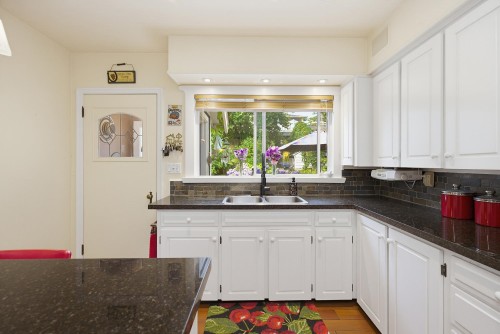 33043 4Th Avenue, Mission, BC - Indoor Photo Showing Kitchen With Double Sink
