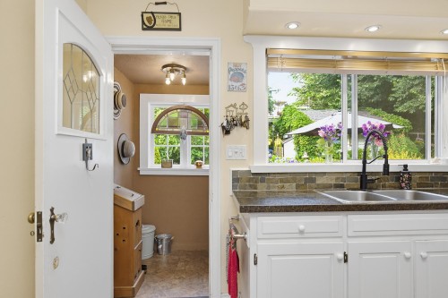 33043 4Th Avenue, Mission, BC - Indoor Photo Showing Kitchen With Double Sink