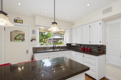 33043 4Th Avenue, Mission, BC - Indoor Photo Showing Kitchen With Double Sink