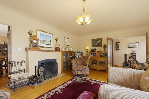 33043 4Th Avenue, Mission, BC - Indoor Photo Showing Living Room With Fireplace
