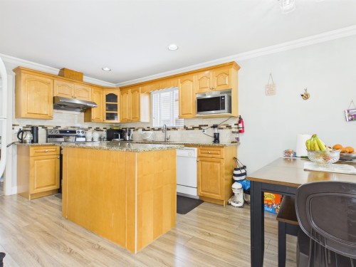 11746 72A Avenue, Delta, BC - Indoor Photo Showing Kitchen