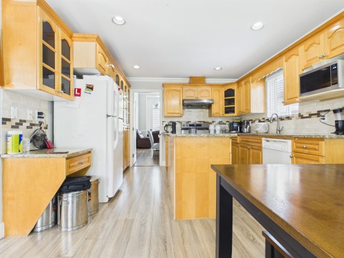 11746 72A Avenue, Delta, BC - Indoor Photo Showing Kitchen
