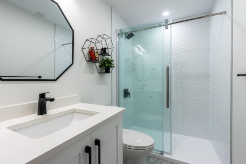 22872 76A Avenue, Langley, BC - Indoor Photo Showing Bathroom