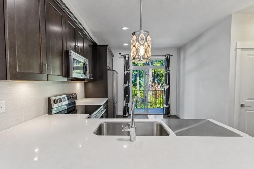 22-14271 60 Avenue, Surrey, BC - Indoor Photo Showing Kitchen With Upgraded Kitchen