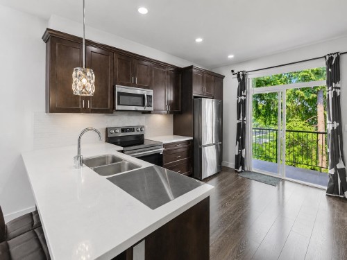 22-14271 60 Avenue, Surrey, BC - Indoor Photo Showing Kitchen With Stainless Steel Kitchen With Double Sink With Upgraded Kitchen