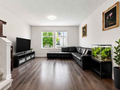 22-14271 60 Avenue, Surrey, BC - Indoor Photo Showing Living Room