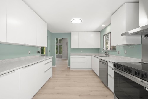 14340 28Th Avenue, Surrey, BC - Indoor Photo Showing Kitchen