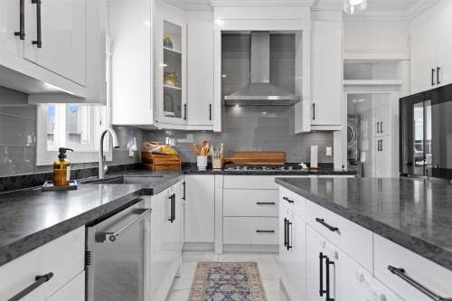 18080 67 Avenue, Surrey, BC - Indoor Photo Showing Kitchen With Upgraded Kitchen