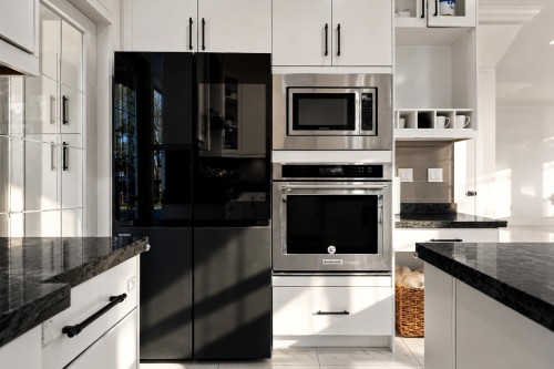 18080 67 Avenue, Surrey, BC - Indoor Photo Showing Kitchen With Upgraded Kitchen