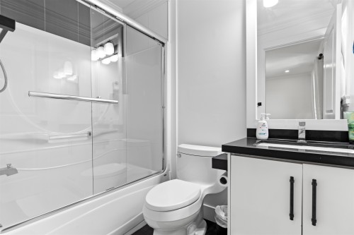 18080 67 Avenue, Surrey, BC - Indoor Photo Showing Bathroom