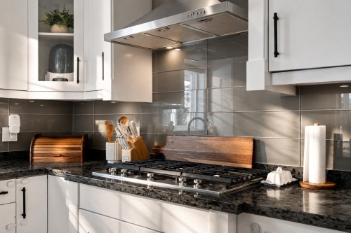 18080 67 Avenue, Surrey, BC - Indoor Photo Showing Kitchen With Upgraded Kitchen