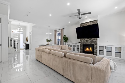 18080 67 Avenue, Surrey, BC - Indoor Photo Showing Living Room With Fireplace