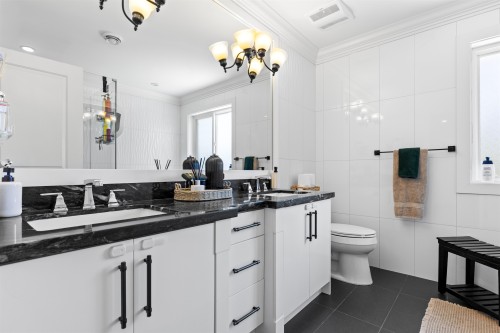 18080 67 Avenue, Surrey, BC - Indoor Photo Showing Bathroom