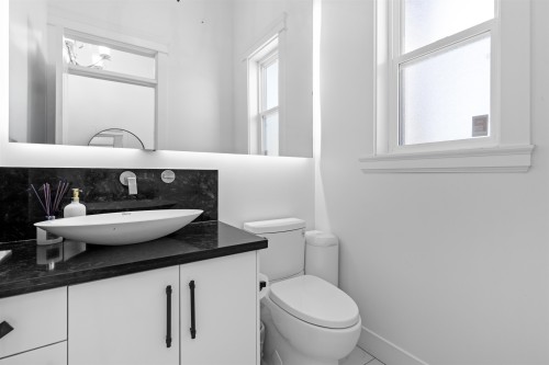 18080 67 Avenue, Surrey, BC - Indoor Photo Showing Bathroom