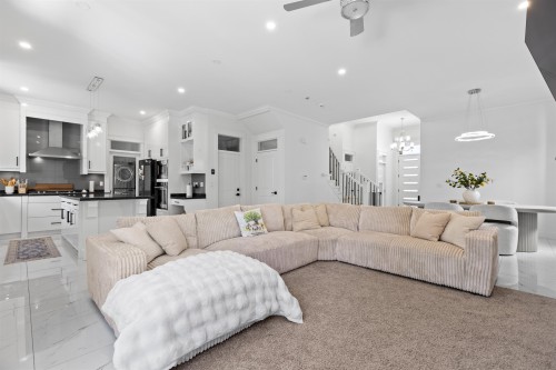 18080 67 Avenue, Surrey, BC - Indoor Photo Showing Living Room
