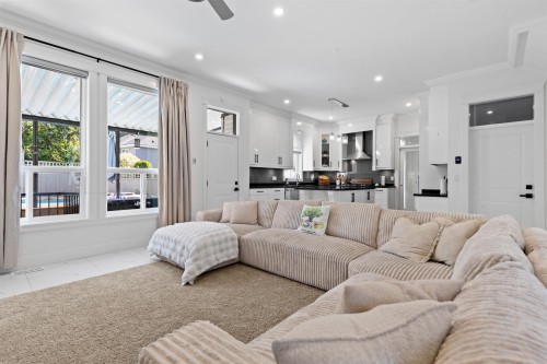 18080 67 Avenue, Surrey, BC - Indoor Photo Showing Living Room