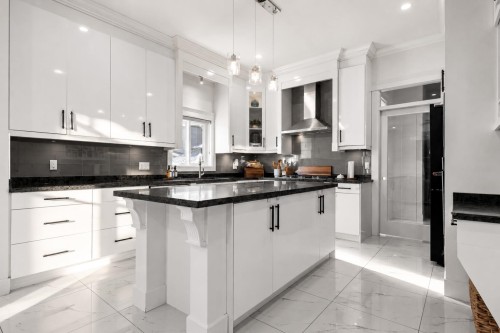 18080 67 Avenue, Surrey, BC - Indoor Photo Showing Kitchen With Upgraded Kitchen