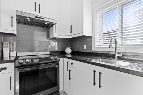 18080 67 Avenue, Surrey, BC - Indoor Photo Showing Kitchen