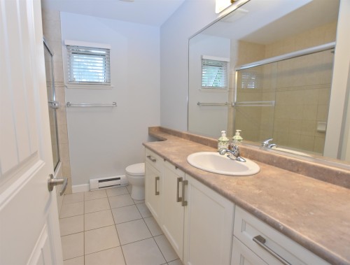 15402 96A Avenue, Surrey, BC - Indoor Photo Showing Bathroom