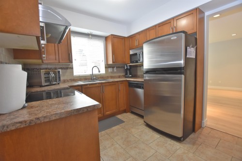 15402 96A Avenue, Surrey, BC - Indoor Photo Showing Kitchen With Double Sink