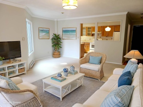111-1521 Blackwood Street, White Rock, BC - Indoor Photo Showing Living Room
