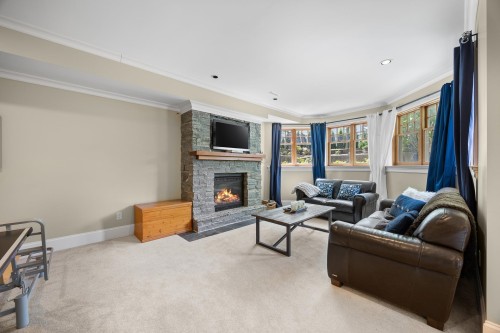16211 29 Avenue, Surrey, BC - Indoor Photo Showing Living Room With Fireplace