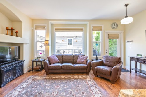 6880 190Th Street, Surrey, BC - Indoor Photo Showing Living Room